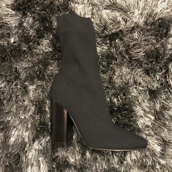 Kendall & Kylie Hailey 2 Ribbed Stretch Booties - Picture 3 of 3